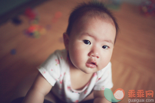 人,婴儿服装,室内,可爱的,0到11个月_148237308_Hello !!!_创意图片_Getty Images China