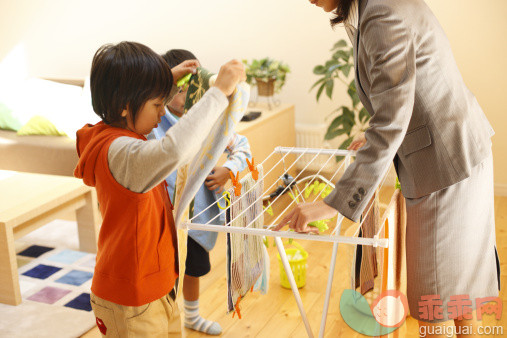 人,套装,生活方式,室内,站_88023261_Mother and children hanging out the laundry_创意图片_Getty Images China