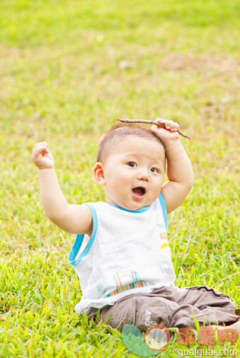 人,婴儿服装,四分之三身长,户外,坐_120505371_Little boy is playing happily_创意图片_Getty Images China