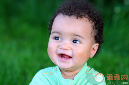 人,婴儿服装,户外,卷发,棕色头发_143550774_Happy boy_创意图片_Getty Images China