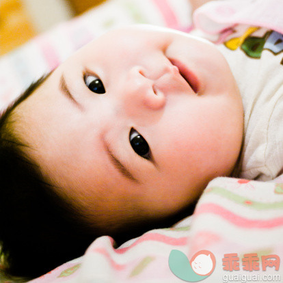人,婴儿服装,室内,躺,可爱的_118833194_Close up of baby girl_创意图片_Getty Images China