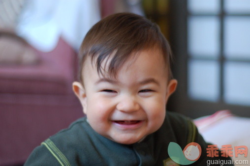 人,婴儿服装,室内,满意,棕色头发_150756482_Grinning baby_创意图片_Getty Images China