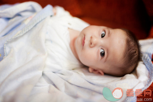 人,婴儿服装,室内,黑发,躺_123139111_Baby boy_创意图片_Getty Images China