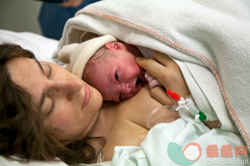 人,医疗器械,室内,30岁到34岁,分娩_510749931_Mom and baby right after being born_创意图片_Getty Images China