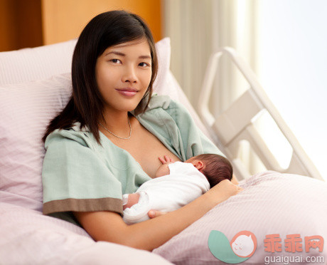 人,床,生活方式,自然,健康保健_157618181_Breastfeeding_创意图片_Getty Images China