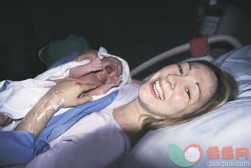 健康保健,摄影,报道,父母,母亲_dv821003_Woman Smiling Holding Her Newborn Baby_创意图片_Getty Images China