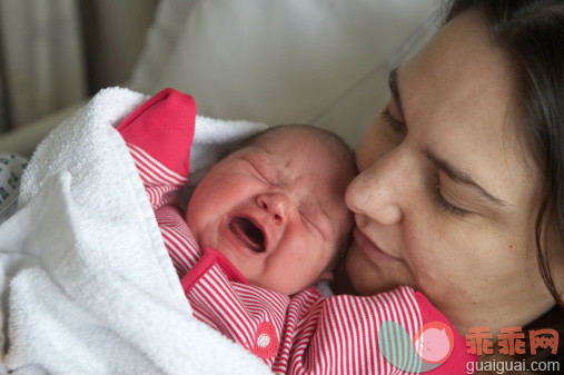 白色,人,床,健康保健,人的脸部_157333108_Mother holding newborn_创意图片_Getty Images China