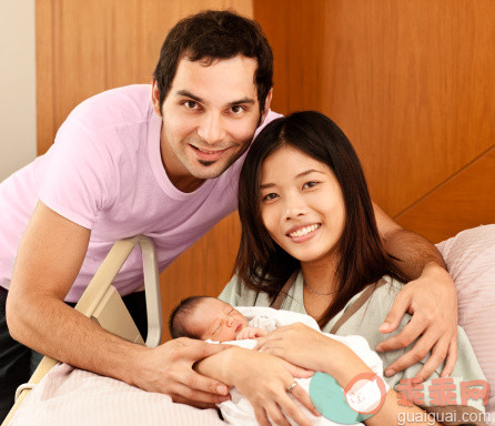 人,床,快乐,分娩,白人_157650033_Mother and Father with a Newborn_创意图片_Getty Images China