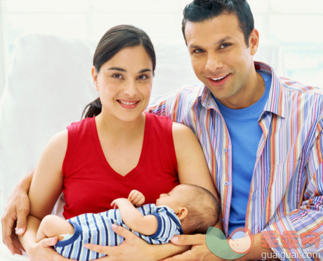 摄影,肖像,黑发,父母,母亲_56529277_portrait of a mid adult couple and their son_创意图片_Getty Images China