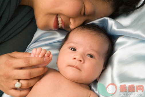 人,室内,25岁到29岁,爱的,深情的_83115854_Mother with newborn baby boy_创意图片_Getty Images China