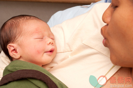 人,生活方式,人的脸部,爱的,东亚人_168263379_Mother and Newborn_创意图片_Getty Images China