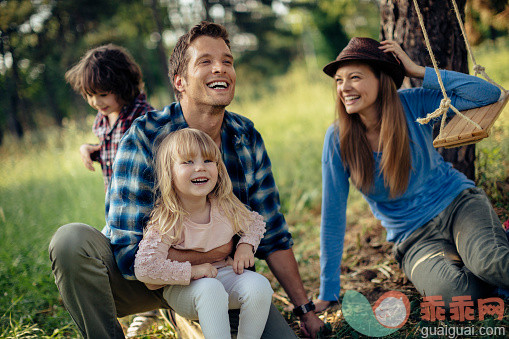 人,活动,饮食,生活方式,自然_475681680_Photo of a family having picnic in the forest_创意图片_Getty Images China