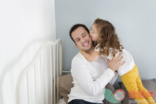 人,休闲装,住宅内部,床,生活方式_gic17682169_Daughter licking fathers cheek_创意图片_Getty Images China