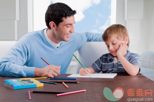 人,休闲装,桌子,教育,室内_126172445_Mid adult man assisting his son in his homework_创意图片_Getty Images China