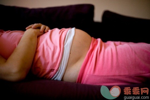 摄影,休息,疲劳的,室内,躯干_71271211_A resting pregnant woman on a sofa._创意图片_Getty Images China