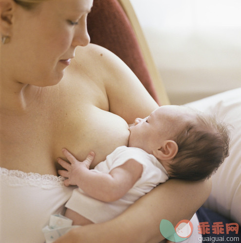 人,室内,30岁到34岁,35岁到39岁,深情的_gic18520096_Mom nursing baby daughter_创意图片_Getty Images China