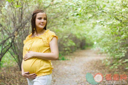 公园,人,生活方式,自然,健康保健_157640728_Pregnant woman in the park_创意图片_Getty Images China