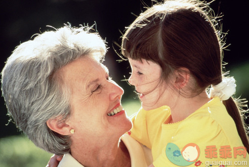 搂着肩膀,白人,白昼,面部表情,家庭_gic14876256_Grandma with little girl_创意图片_Getty Images China