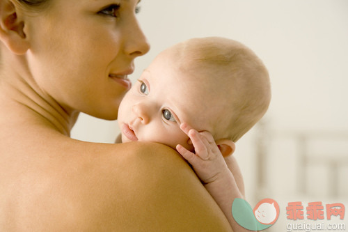 儿子,女儿,小的,母亲,父母_gic18468880_Baby peeking over its mother's shoulder_创意图片_Getty Images China