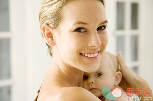 儿子,女儿,小的,母亲,父母_gic18470728_Mother holding her young baby_创意图片_Getty Images China