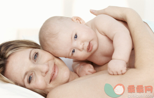 概念,主题,美,构图,图像_77005216_Mother embracing baby (6-12 months) close-up_创意图片_Getty Images China