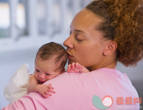 人,图像,健康保健,室内,30岁到34岁_476803709_Mixed race mother holding newborn baby_创意图片_Getty Images China