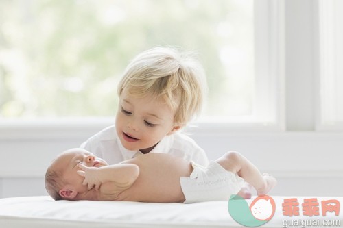 兄弟,白人,衣服,尿布,家庭生活_gic14876464_Two year old brother admiring 1 week old baby sister_创意图片_Getty Images China