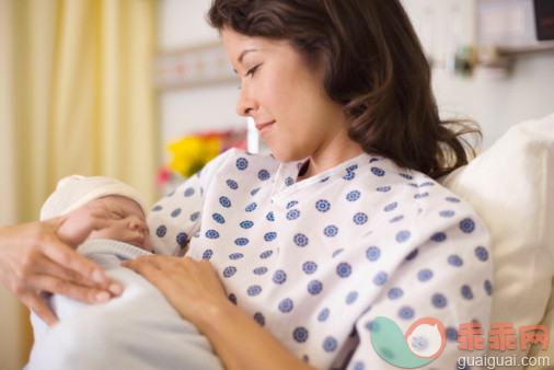 人,人生大事,健康保健,室内,40到44岁_85640631_Mother with newborn infant_创意图片_Getty Images China