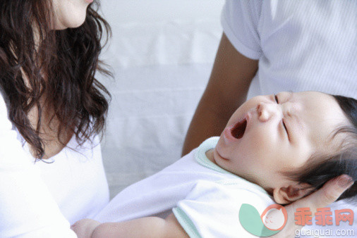 人,室内,中间部分,人的头部,人的脸部_88797357_Baby boy yawning in his mother's arms_创意图片_Getty Images China