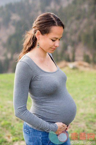 地形,人,自然,户外,深情的_522605511_Portrait of a pregnant woman_创意图片_Getty Images China