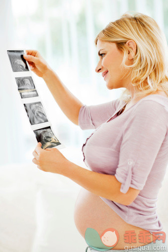 人,住宅内部,生活方式,健康保健,室内_170164802_Pregnant woman holding ultrasound picture._创意图片_Getty Images China