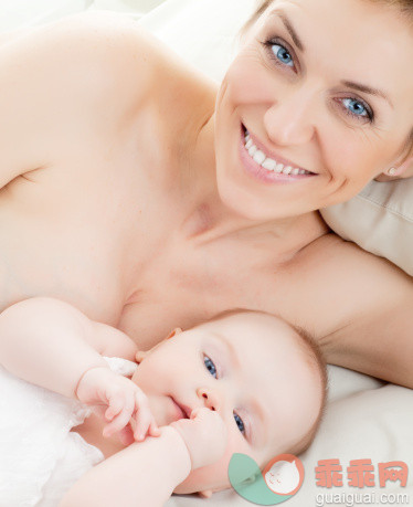 人,人的脸部,快乐,爱的,白人_108272649_Newborn baby with mother_创意图片_Getty Images China