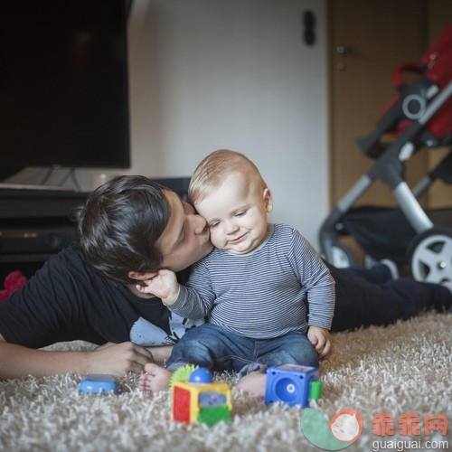 白人,家庭生活,父亲,宅人,居家男人_gic14876492_Young father with baby_创意图片_Getty Images China