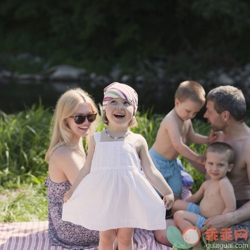30岁到34岁,35岁到39岁,毯子,白人,女儿_gic14876530_Parents with kids (3-4) on picnic_创意图片_Getty Images China