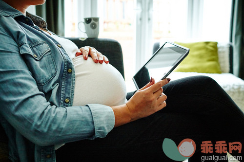 录像,人,住宅内部,沙发,生活方式_gic14146487_Pregnant woman using digital tablet_创意图片_Getty Images China