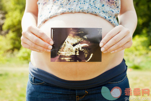人,休闲装,技术,健康保健,户外_136864376_Pregnant woman holding the scan of her baby._创意图片_Getty Images China
