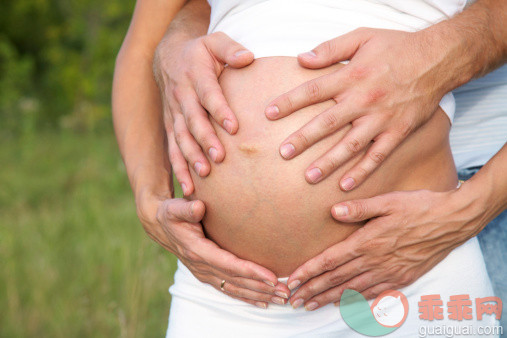 人,概念,生活方式,健康保健,爱的_168268264_Partner's hands around pregnant belly_创意图片_Getty Images China