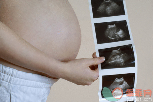 人,人生大事,健康保健,室内,中间部分_88798534_Pregnant woman holding ultrasound scan, mid section_创意图片_Getty Images China