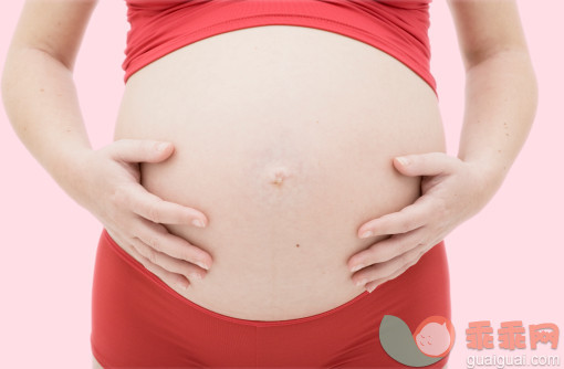 人,衣服,半装,健康保健,影棚拍摄_82568509_pregnant woman holding her belly_创意图片_Getty Images China