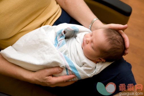 健康保健,拿着,祖母,睡觉,医院_157314990_Newborn and Grandma_创意图片_Getty Images China