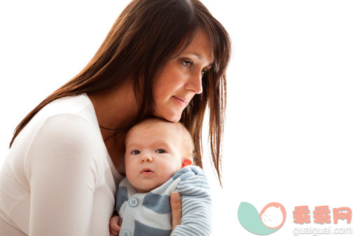 人,2到5个月,深情的,长发,躺_155354381_Thoughtful mother holding baby_创意图片_Getty Images China