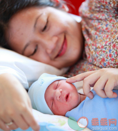 人,床,25岁到29岁,躺,微笑_157592090_happy mother looking at her newborn baby_创意图片_Getty Images China