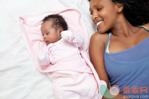 人,睡衣,二件式睡衣,床上用品,躺_157438732_Mamma and baby._创意图片_Getty Images China