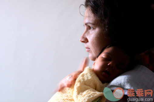 人,活动,室内,爱的,深情的_157382871_Worried Mother With Baby Newborn On Her Shoulders_创意图片_Getty Images China