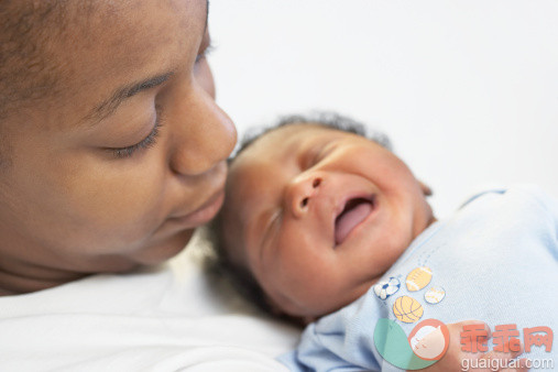 人,健康保健,室内,30岁到34岁,35岁到39岁_74579423_Close up of African mother and newborn baby_创意图片_Getty Images China