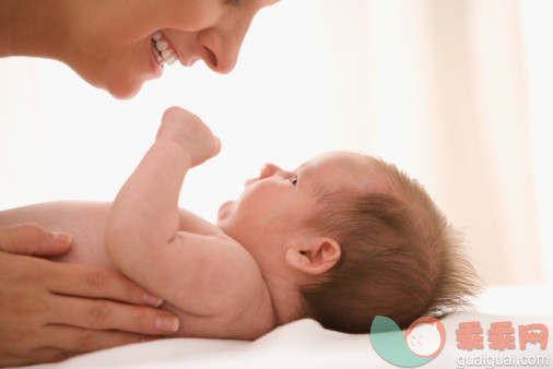 沟通,摄影,父母,母亲,核心家庭_57226224_Close up of mother laying baby down_创意图片_Getty Images China