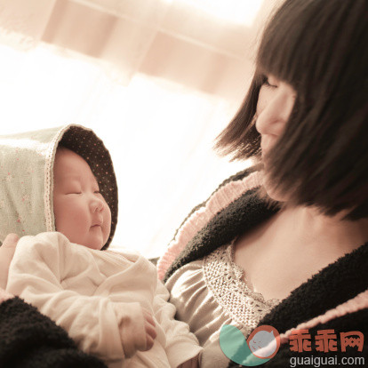 人,住宅内部,床,室内,25岁到29岁_155138958_mother with a newborn in sunshine_创意图片_Getty Images China