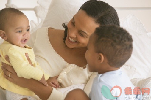 概念,构图,图像,摄影,视角_72541947_African mother with young son and baby_创意图片_Getty Images China