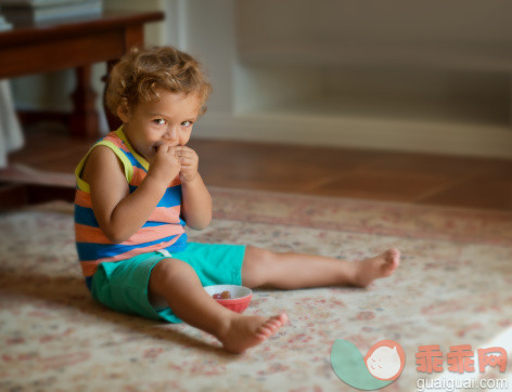 人,婴儿服装,小毯子,12到17个月,室内_509282457_Toddler eating grapes_创意图片_Getty Images China