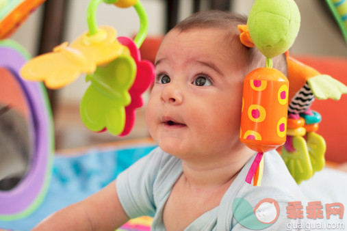 进行中,玩具,看,多色的,日光_157439083_Five months old baby girl is playing_创意图片_Getty Images China